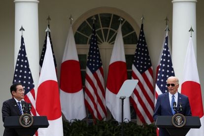 El presidente de Estados Unidos, Joe Biden, y el primer ministro de Japón, Fumio Kishida, en su rueda de prensa en la Sala Rosaleda de la Casa Blanca h