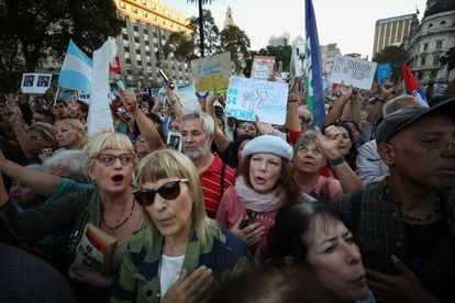Universitarios y dirigentes sindicales avanzan hacia Plaza de Mayo.