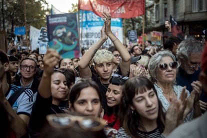 Los estudiantes participan en el evento.