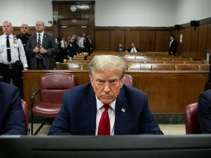 El expresidente de EE UU, Donald Trump, asistió este domingo a la primera jornada de su jugo, en el Tribunal Penal de Manhattan, en Nueva York.