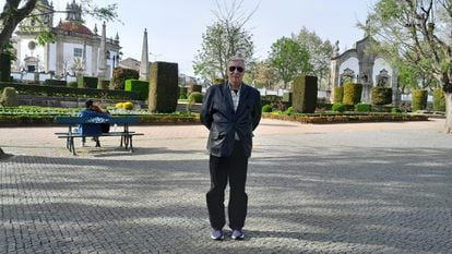Manuel Correia da Silva, la plata que custodiaba en un blindado para Marcelo Caetano, supone dejar el poder en la Revolución de los Claveles, en un parque de Barcelos (Portugal).