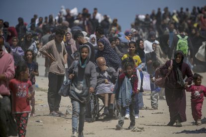 Palestinos regresando a sus casas, este domingo en la calle Rashid.