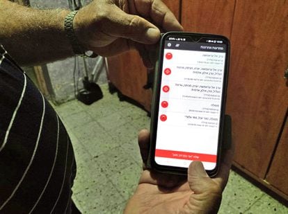 Ali muestra en la aplicación del ejército israelí el último aviso de entrada de un dron en la habitación segura de su casa en Arab al Aramshe.