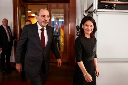 El Ministro de Asuntos Exteriores de Jordania, Ayman Safadi, y su homóloga de Alemania, Annalena Baerbock, durante su reunión de este martes en Berlín.