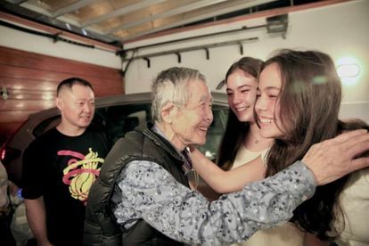 Alberto Fujimori saluda a su familia el 6 de diciembre en Lima (Perú)