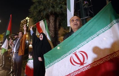 Un iraní celebró el ataque contra Israel anoche en Teherán.