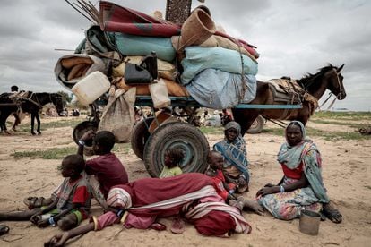 Una familia sudanesa nacida del conflicto de Murnei, en la región sudanesa de Darfur, cruza la frontera entre Sudán y Chad junto con sus pertenencias, en la localidad chadiana de Adre, el 26 de julio de 2023.